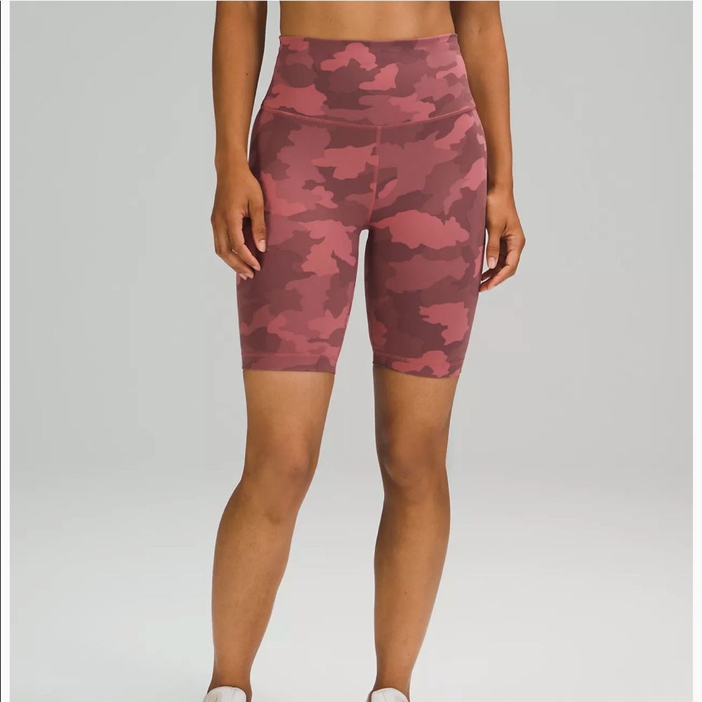 Lululemon Wunder Train High-Rise Short 8" - pink camo; size 0